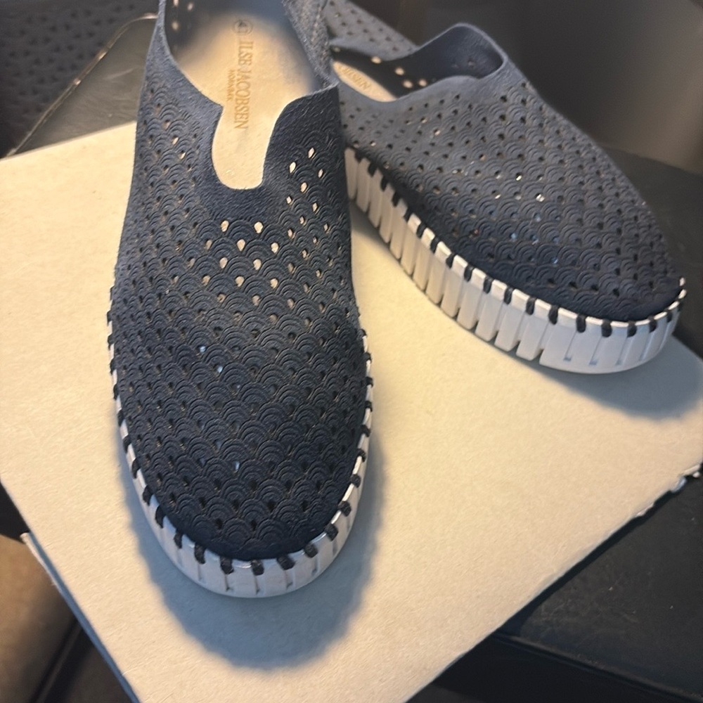 WRAPPED IN GRACE
Ilse Jacobsen Dark Indigo Platform Sneaker Sz(41)(10.5-11) - Picture 9 of 10